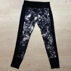 Black & white workout leggings ankle length.
